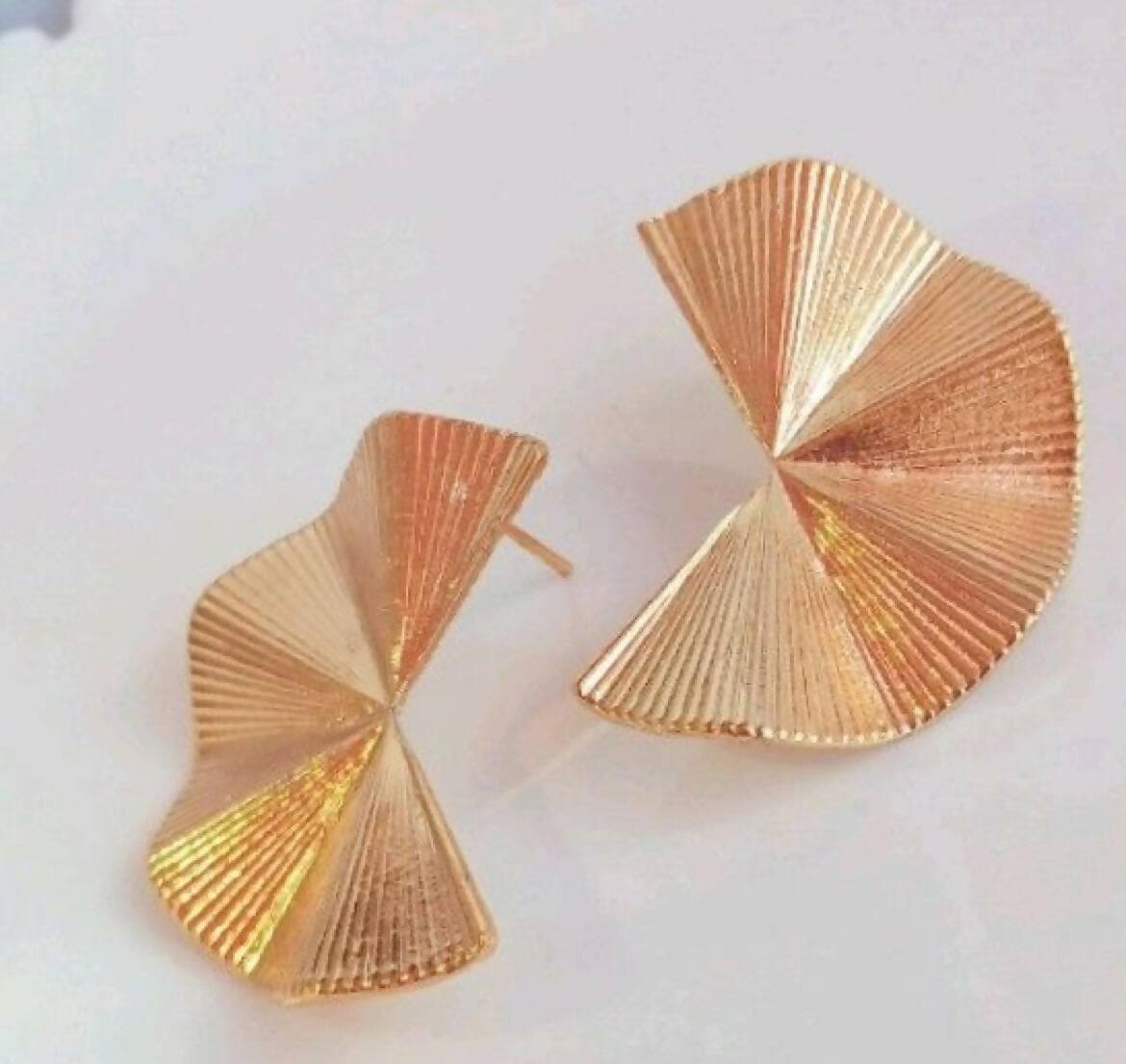 DESINGER GOLDEN EARRINGS (Set of 2) - HalfPe